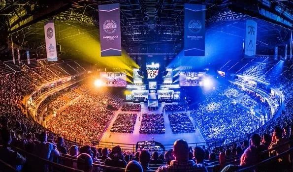  电竞解说激情澎湃点燃赛场氛围