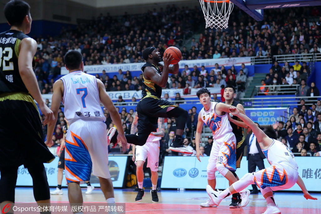  上海男篮外援发威，客场力克北京首钢队