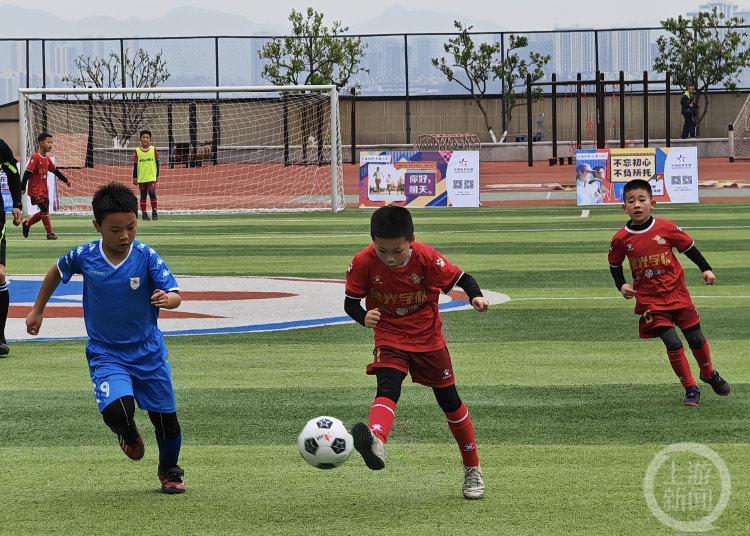  公益足球进校园，明星球员亲自授课