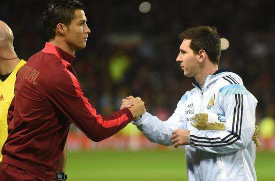  梅西帽子戏法助巴黎逆转取胜，领跑积分榜  