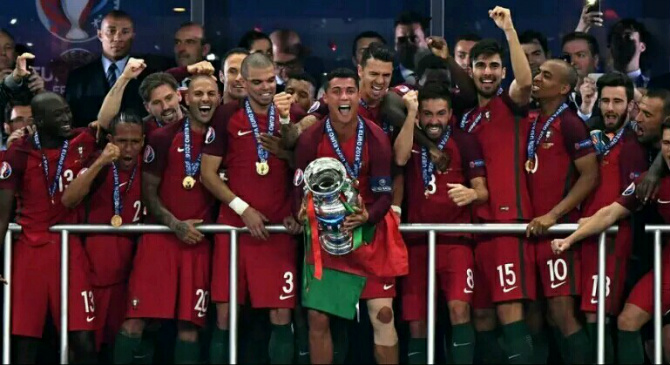  女足姑娘创历史，首次捧起洲际奖杯