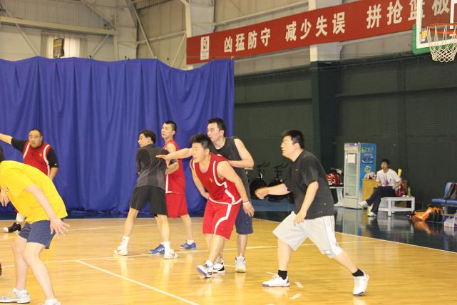  篮球友谊赛促进交流，跨国对决增进友谊