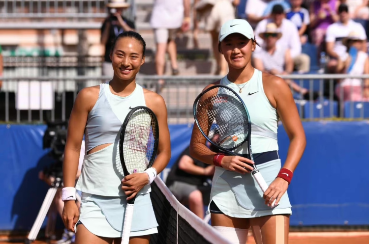  网坛姐妹花同日出战，姐姐胜妹妹上演温情德比