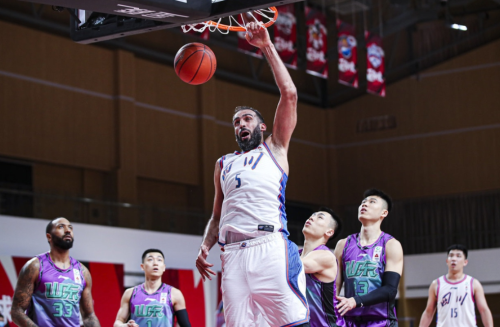  CBA焦点战上演精彩攻防对决