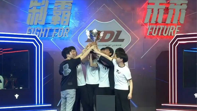  英雄联盟手游职业联赛启动，移动端电竞迎来新纪元  