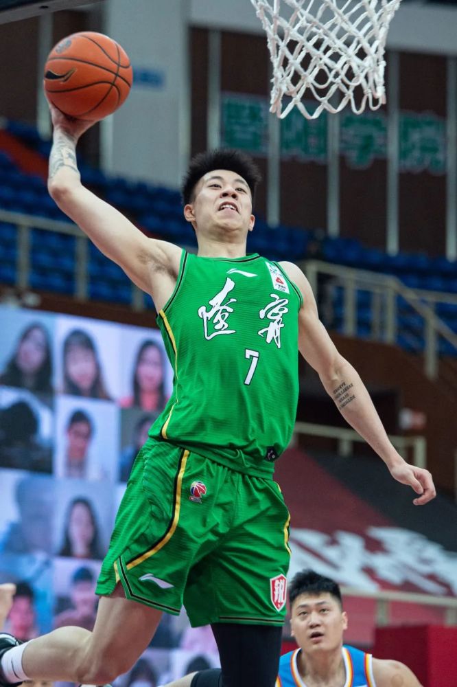  张镇麟隔扣外援辽宁战胜青岛展实力