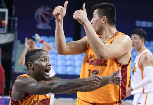  上海久事双外援合璧击败深圳马可波罗