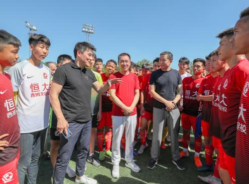  队长袖标激励前行，逆境中展现领袖范